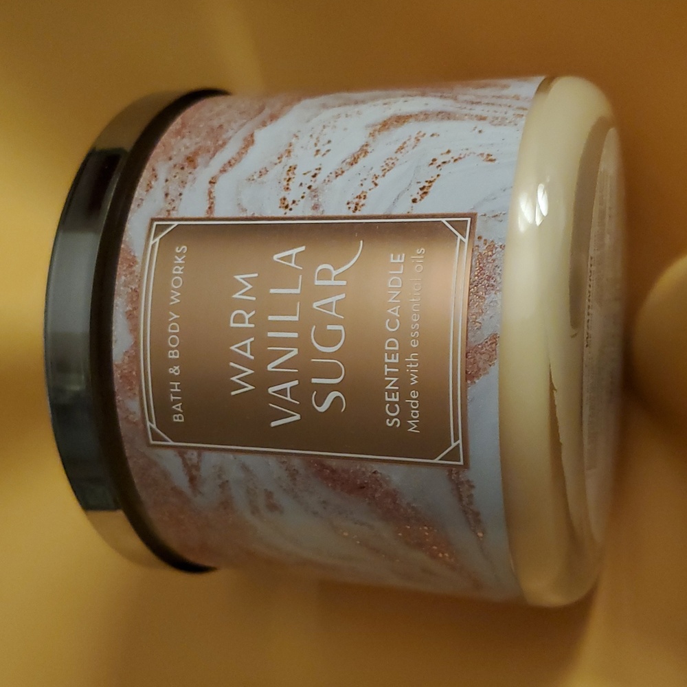 Bath & Body Works Warm Vanilla Sugar Candle with Copper and Cream Design - Picture 7 of 8